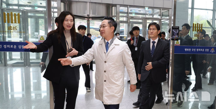 [서울=뉴시스] 국회사진기자단 = 국회 '윤석열 정권 정치검찰 조작기소 의혹 사건 진상규명 국정조사특별위원회'가 '연어 술 파티', '진술 회유 의혹' 검증을 위해 9일 경기 수원지검을 현장 방문한 가운데 박성준 더불어민주당 간사를 비롯한 여야 의원들과 김봉현 수원지검장이 현장으로 향하고 있다. 2025.04.09. photo@newsis.com