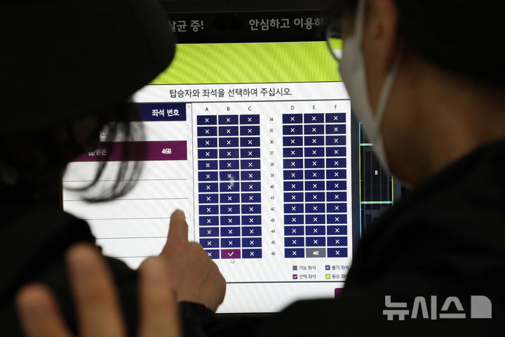 [제주=뉴시스] 우장호 기자 = 제주지역 기상이 악화한 9일 오전 제주국제공항 3층 출발장에서 이용객들이 항공기 좌석을 검색하고 있다. 2026.04.09. woo1223@newsis.com