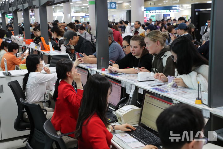 [제주=뉴시스] 우장호 기자 = 제주지역 기상이 악화한 9일 오전 제주국제공항 3층 출발장이 이용객들이 몰려 혼잡한 모습을 보이고 있다. 2026.04.09. woo1223@newsis.com