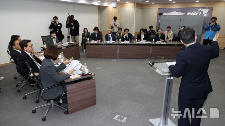 [서울=뉴시스] 국회사진기자단 = 국회 윤석열 정권 정치검찰 조작기소 의혹 진상규명을 위한 국정조사 특별위원회가 9일 서울중앙지검에 대한 현장조사에 나선 가운데 서영교 위원장이 현장조사에 앞서 허성규 서울중앙지검 인권보호관으로부터 현황을 보고 받고 있다. 2026.04.09. photo@newsis.com