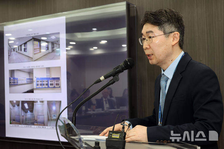 [서울=뉴시스] 국회사진기자단 = 국회 윤석열 정권 정치검찰 조작기소 의혹 진상규명을 위한 국정조사 특별위원회가 9일 서울중앙지검에 대한 현장조사에 나선 가운데 허성규 서울중앙지검 인권보호관이 현황을 보고 하고 있다. 2026.04.09. photo@newsis.com