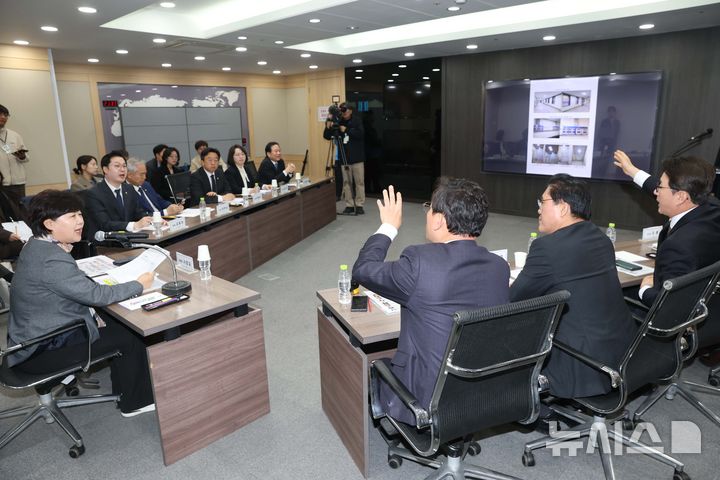 [서울=뉴시스] 국회사진기자단 = 국회 윤석열 정권 정치검찰 조작기소 의혹 진상규명을 위한 국정조사 특별위원회가 9일 서울중앙지검에 대한 현장조사에 나선 가운데 여야 의원들이 사전 기관 현황 설명에 앞서 설전을 벌이고 있다. 2026.04.09. photo@newsis.com