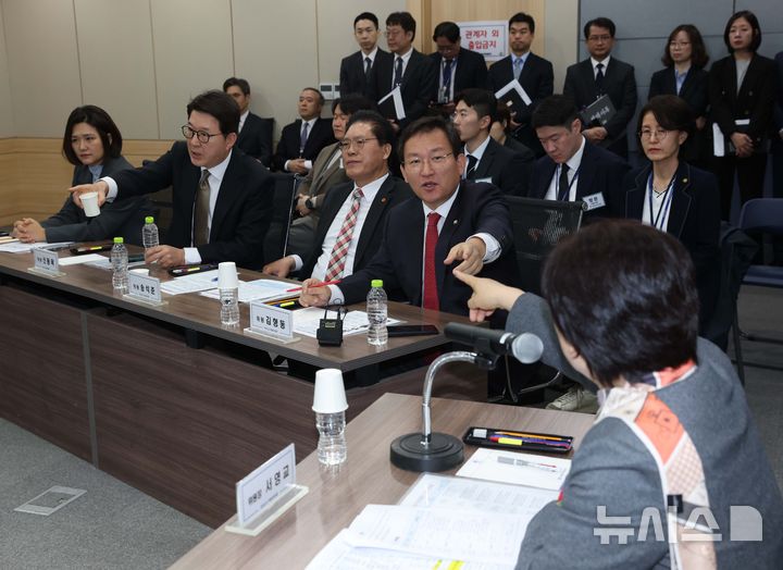 [서울=뉴시스] 국회사진기자단 = 국회 윤석열 정권 정치검찰 조작기소 의혹 진상규명을 위한 국정조사 특별위원회가 9일 서울중앙지검에 대한 현장조사에 나선 가운데 서영교 국조특위 위원장과 김형동, 송석준, 신동욱 국민의힘 의원이 사전 기관 현황 설명에 앞서 설전을 벌이고 있다. 2026.04.09. photo@newsis.com