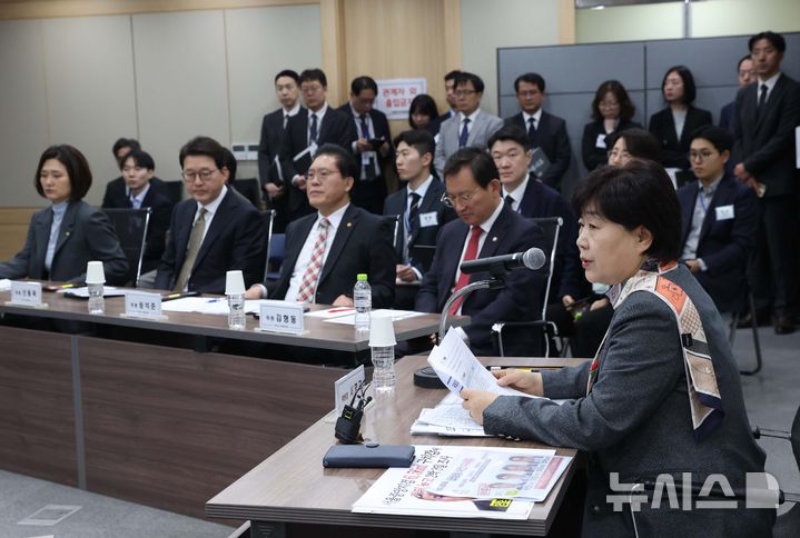 [서울=뉴시스] 국회사진기자단 = 국회 윤석열 정권 정치검찰 조작기소 의혹 진상규명을 위한 국정조사 특별위원회가 9일 서울중앙지검에 대한 현장조사에 나선 가운데 서영교 국조특위 위원장이 사전 기관 현황 설명에 앞서 발언을 하고 있다. 2026.04.09. photo@newsis.com