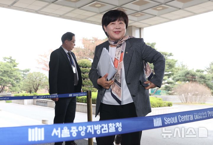 [서울=뉴시스] 국회사진기자단 = 국회 윤석열 정권 정치검찰 조작기소 의혹 진상규명을 위한 국정조사 특별위원회가 9일 서울중앙지검에 대한 현장조사에 나선 가운데 서영교 국조특위 위원장이 서울 서초동 서울중앙지검으로 들어가고 있다. 2026.04.09. photo@newsis.com