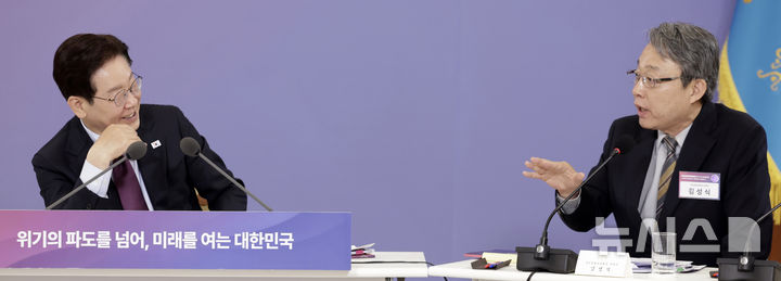 [서울=뉴시스] 최동준 기자 = 이재명 대통령이 9일 청와대에서 열린 국민경제자문회의 제1차 전체회의에서 김성식 국민경제자문회의 부의장의 발언을 듣고 있다. 2026.04.09. photocdj@newsis.com