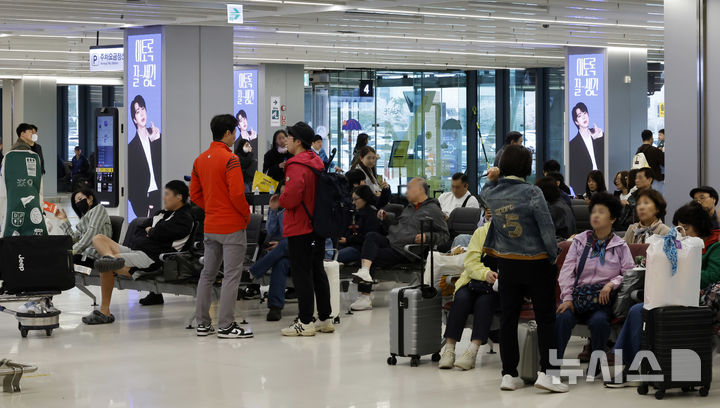 [서울=뉴시스] 김혜진 기자 = 제주에 강풍을 동반한 많은 비가 내리면서 제주와 다른 지역을 오가는 항공기 운항이 지연된 일 서울 강서구 김포공항 국내선 청사가 이용객들로 붐비고 있다 . 2026.04.09. jini@newsis.com