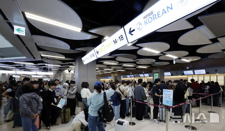 [서울=뉴시스] 김혜진 기자 = 제주에 강풍을 동반한 많은 비가 내리면서 제주와 다른 지역을 오가는 항공기 운항이 지연된 9일 서울 강서구 김포공항 국내선 청사가 이용객들로 붐비고 있다 . 2026.04.09. jini@newsis.com