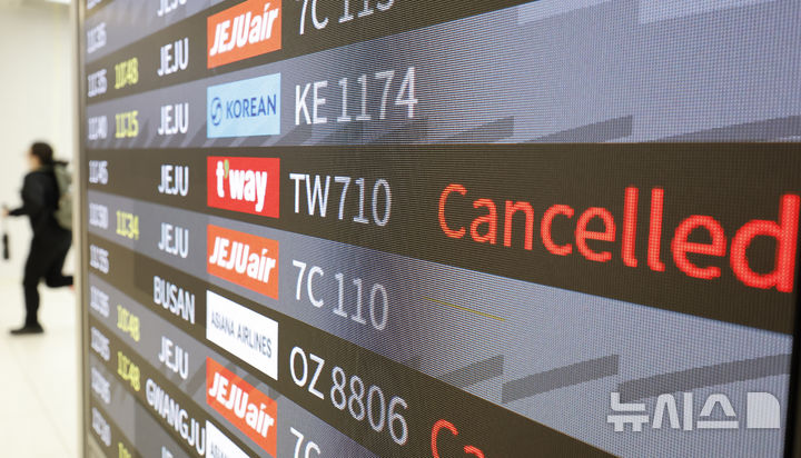 [서울=뉴시스] 김혜진 기자 = 제주에 강풍을 동반한 많은 비가 내리면서 제주와 다른 지역을 오가는 항공기 운항이 지연된 9일 서울 강서구 김포공항 국내선 청사가 이용객들로 붐비고 있다 . 2026.04.09. jini@newsis.com