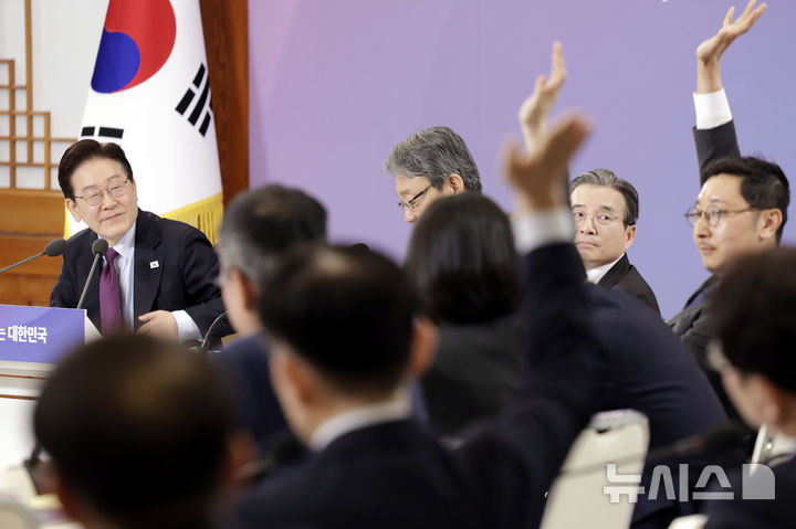 [서울=뉴시스] 최동준 기자 = 이재명 대통령이 9일 청와대에서 열린 국민경제자문회의 제1차 전체회의에서 참석자 질문을 받고 있다. 2026.04.09. photocdj@newsis.com