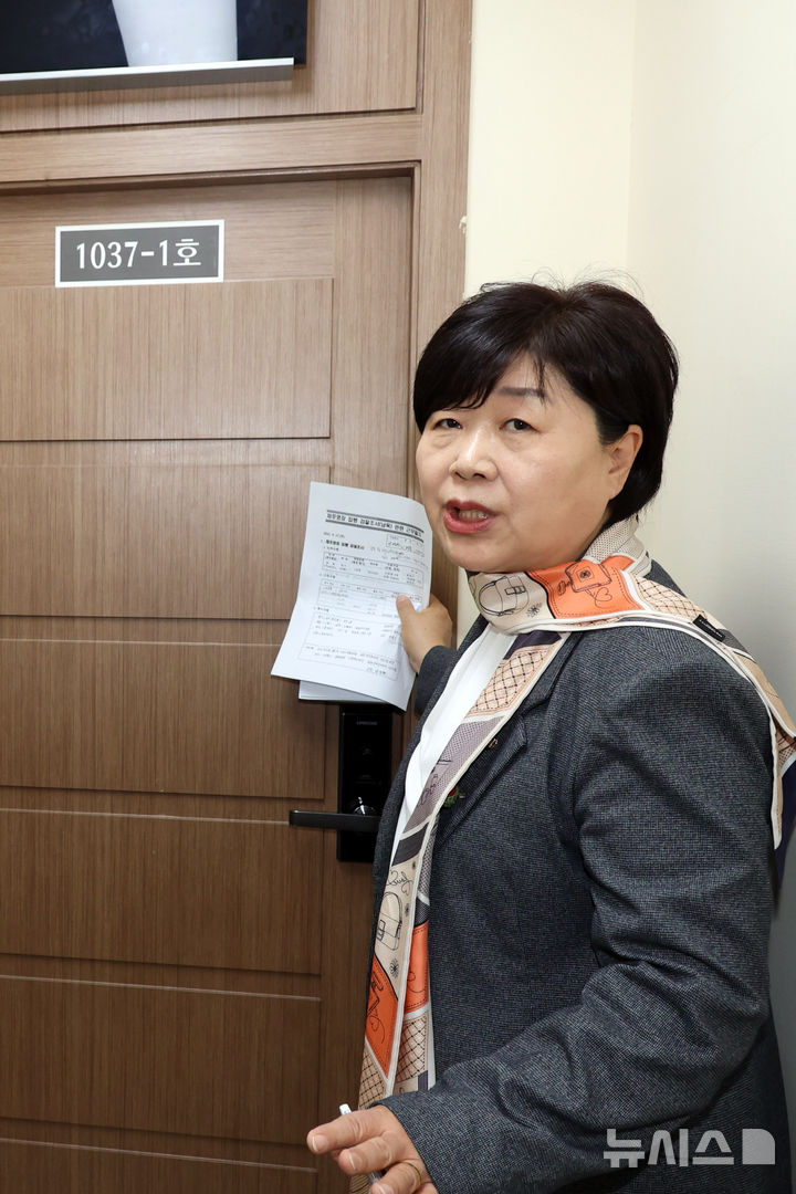 [서울=뉴시스] 국회사진기자단 = 서영교 국회 윤석열 정권 정치검찰 조작기소 의혹 진상규명을 위한 국정조사 특별위원회 위원장을 비롯한 의원들이 9일 서울 서초구 서울중앙지방검찰청에서 쌍방울 대북송금 사건 수사와 관련해 영상녹화 조사실 현장을 살펴보고 있다. 2026.04.09. photo@newsis.com