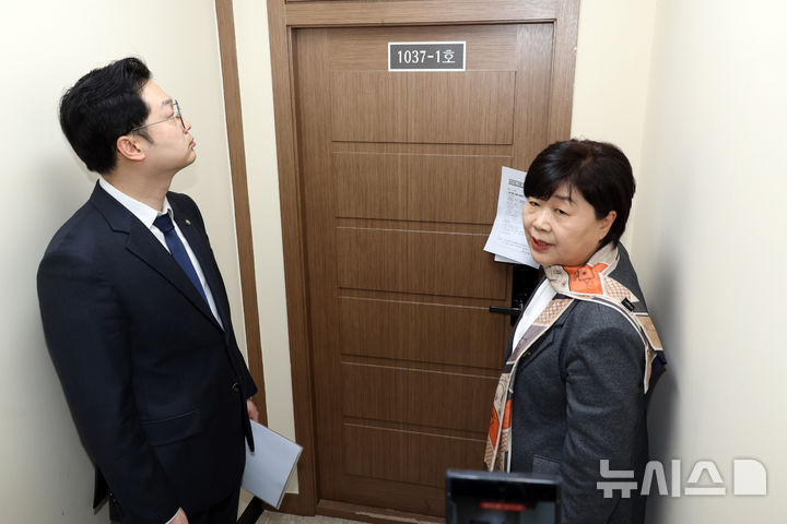 [서울=뉴시스] 국회사진기자단 = 서영교 국회 윤석열 정권 정치검찰 조작기소 의혹 진상규명을 위한 국정조사 특별위원회 위원장을 비롯한 의원들이 9일 서울 서초구 서울중앙지방검찰청에서 쌍방울 대북송금 사건 수사와 관련해 영상녹화 조사실 현장을 살펴보고 있다. 2026.04.09. photo@newsis.com