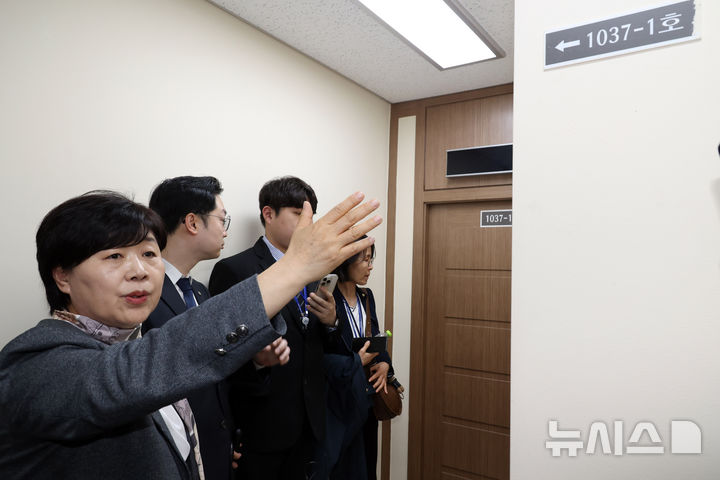 [서울=뉴시스] 국회사진기자단 = 서영교 국회 윤석열 정권 정치검찰 조작기소 의혹 진상규명을 위한 국정조사 특별위원회 위원장을 비롯한 의원들이 9일 서울 서초구 서울중앙지방검찰청에서 쌍방울 대북송금 사건 수사와 관련해 영상녹화 조사실 현장을 살펴보고 있다. 2026.04.09. photo@newsis.com