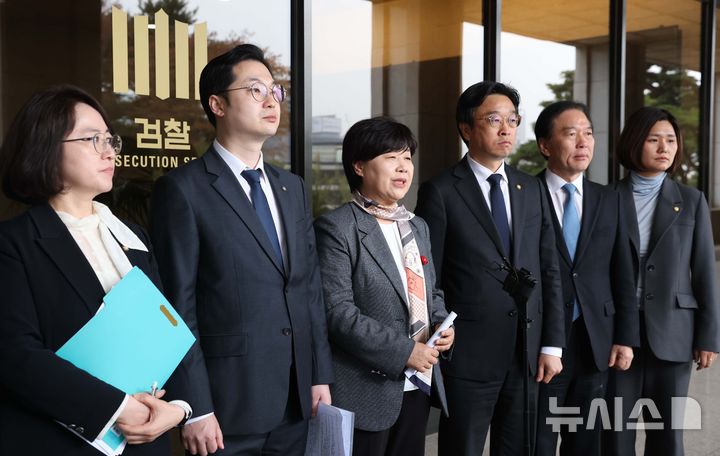 [서울=뉴시스] 국회사진기자단 = 서영교 국회 윤석열 정권 정치검찰 조작기소 의혹 진상규명을 위한 국정조사 특별위원회 위원장을 비롯한 의원들이 9일 서울 서초구 서울중앙지방검찰청에서 쌍방울 대북송금 사건 수사와 관련해 현장을 살펴본 후 기자회견을 하고 있다. 2026.04.09. photo@newsis.com