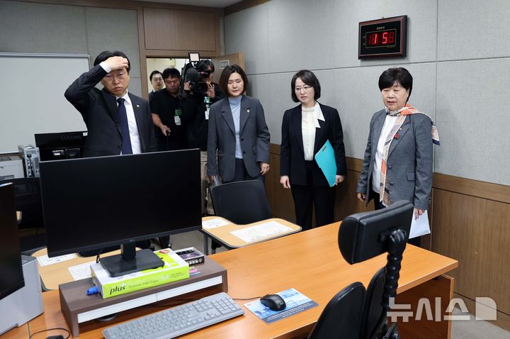 [서울=뉴시스] 국회사진기자단 = 서영교 국회 윤석열 정권 정치검찰 조작기소 의혹 진상규명을 위한 국정조사 특별위원회 위원장을 비롯한 의원들이 9일 서울 서초구 서울중앙지방검찰청에서 쌍방울 대북송금 사건 수사와 관련해 영상녹화 조사실 현장을 살펴보고 있다. 2026.04.09. photo@newsis.com