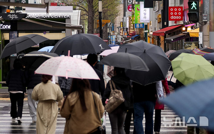 [대구=뉴시스] 이무열 기자 = 봄비가 내리는 9일 대구 중구 동성로에서 우산을 쓴 시민들이 이동하고 있다. 2026.04.09. lmy@newsis.com