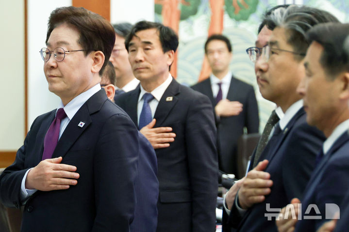 [서울=뉴시스] 고범준 기자 = 이재명 대통령이 9일 청와대에서 열린 수석보좌관회의에서 참석자들과 국민의례를 하고 있다. (청와대통신사진기자단) 2026.04.09. bjko@newsis.com