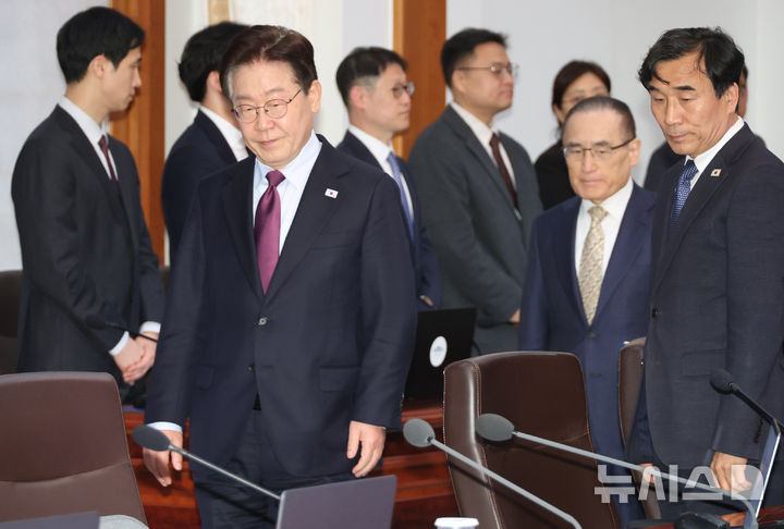 [서울=뉴시스] 고범준 기자 = 이재명 대통령이 9일 청와대에서 열린 수석보좌관회의에 입장하고 있다. (청와대통신사진기자단) 2026.04.09. bjko@newsis.com