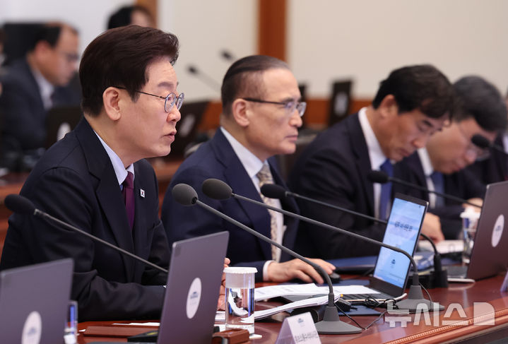 [서울=뉴시스] 고범준 기자 = 이재명 대통령이 9일 청와대에서 열린 수석보좌관회의에서 발언하고 있다. (청와대통신사진기자단) 2026.04.09. bjko@newsis.com