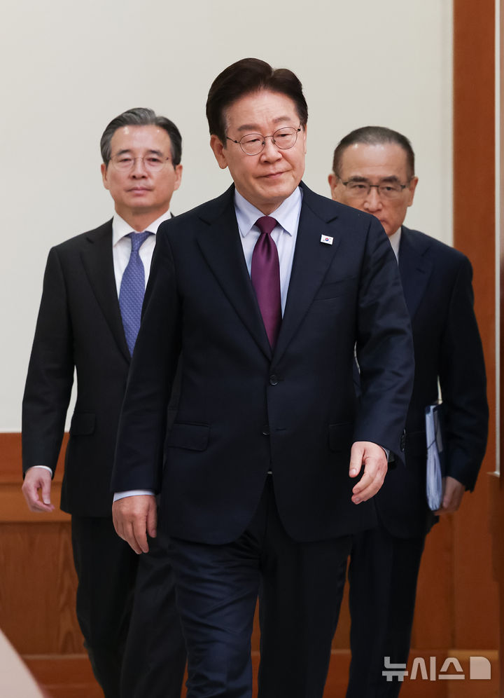 [서울=뉴시스] 고범준 기자 = 이재명 대통령이 9일 청와대에서 열린 수석보좌관회의에 입장하고 있다. (청와대통신사진기자단) 2026.04.09. bjko@newsis.com