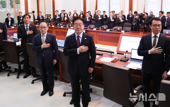 [서울=뉴시스] 고범준 기자 = 이재명 대통령이 9일 청와대에서 열린 수석보좌관회의에서 국민의례를 하고 있다. (청와대통신사진기자단) 2026.04.09. bjko@newsis.com