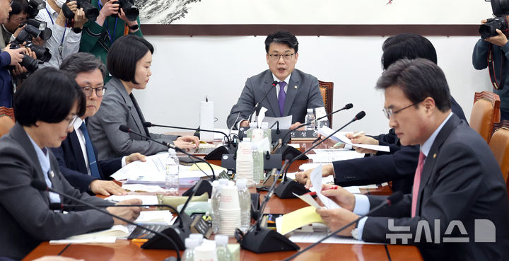 [서울=뉴시스] 김금보 기자 = 진성준 국회 예산결산특별위원회 위원장이 9일 오후 서울 여의도 국회에서 열린 제1차 2026년도 제1회 추가경정예산안 등 조정소위원회에서 인사말을 하고 있다. 2026.04.09. kgb@newsis.com