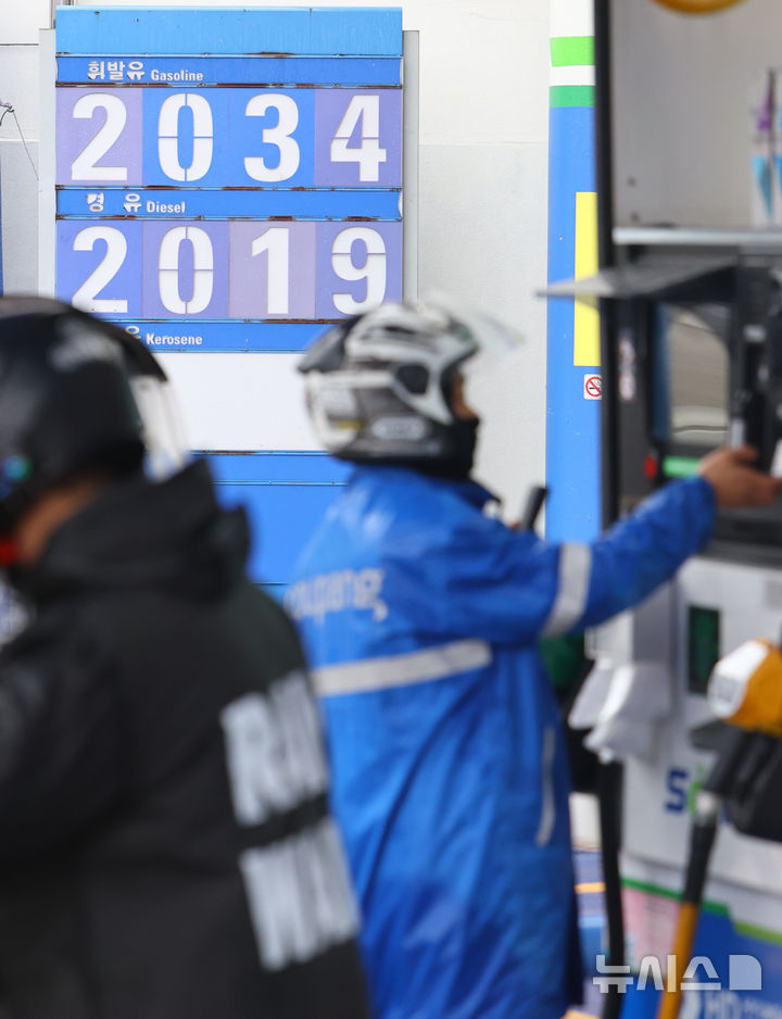 [서울=뉴시스] 황준선 기자 = 3차 석유 최고가격제 시행을 하루 앞둔 9일 서울 시내 한 주유소에 유가 정보가 게시돼 있다.정부는 이날 오후 7시에 3차 최고가격을 발표하고 오는 10일 0시부터 적용할 예정이다. 2026.04.09. hwang@newsis.com