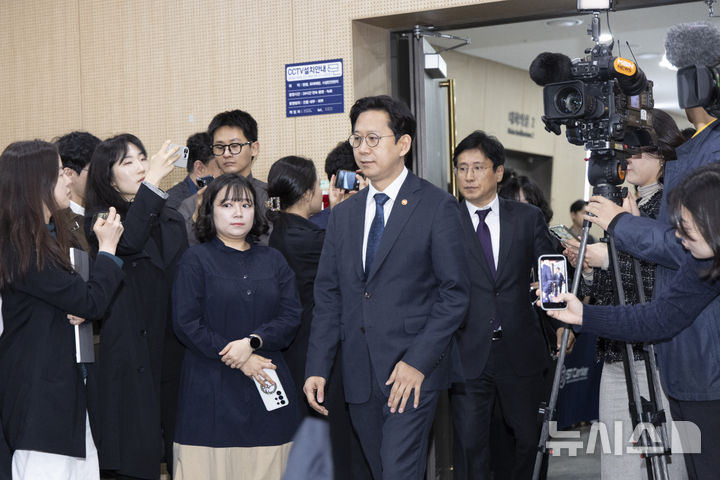 [서울=뉴시스] 김근수 기자 = 배경훈 부총리 겸 과학기술정보통신 장관이 9일 오후 서울 강남구 한국과학기술회관에서 열린 통신3사 CEO간담회장으로 입장하고 있다. 2026.04.09. ks@newsis.com