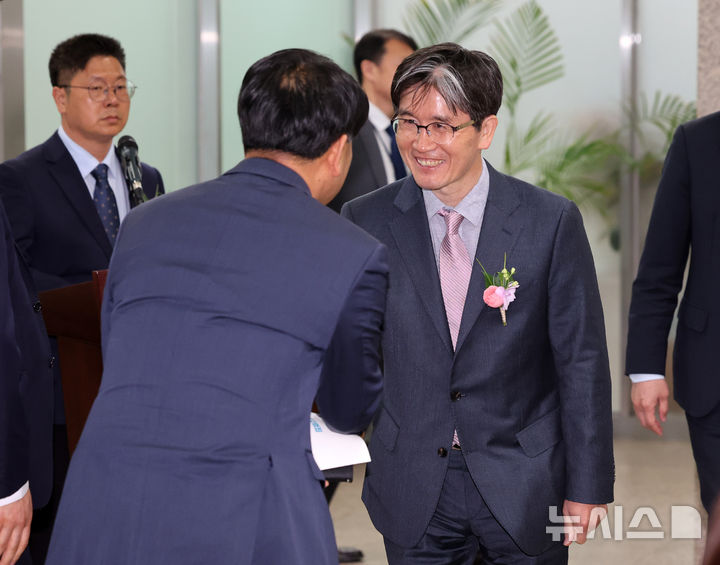 [과천=뉴시스] 배훈식 기자 = 오동운 고위공직자범죄수사처장이 9일 오후 경기 과천시 정부과천종합청사 공수처 로비에서 열린 고위공직자범죄 내부고발 익명신고센터 개소식에서 참석자와 악수하고 있다. 2026.04.09. dahora83@newsis.com
