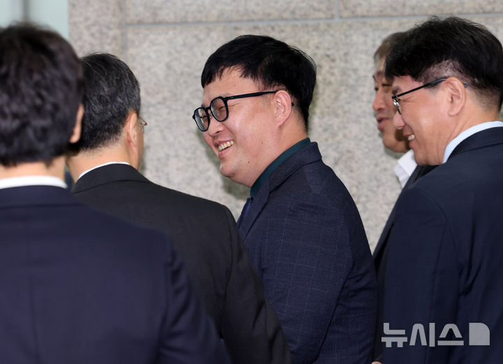 [과천=뉴시스] 배훈식 기자 = 최재욱 고위공직자범죄 내부고발 익명신고센터장이 9일 오후 경기 과천시 정부과천종합청사 공수처 로비에서 열린 개소식에서 참석자들의 축하를 받고 있다. 2026.04.09. dahora83@newsis.com