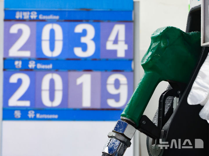 [서울=뉴시스] 황준선 기자 = 서울 주유소 평균 경유 가격이 2천원을 넘긴 9일 서울 시내 한 주유소에 경유가 2천19원에 판매되고 있다. 2026.04.09. hwang@newsis.com