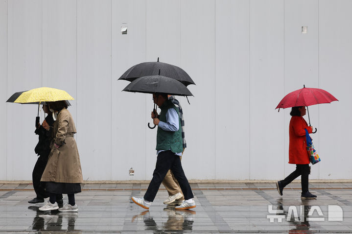 [서울=뉴시스] 권창회 기자 = 비가 내리는 9일 오후 서울 중구 서울시청 인근에서 시민들이 우산을 쓰고 이동하고 있다. 2026.04.09. kch0523@newsis.com
