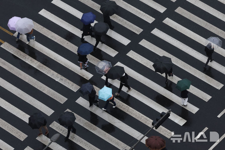 [서울=뉴시스] 권창회 기자 = 비가 내리는 9일 오후 서울 중구 서울시청 인근에서 시민들이 우산을 쓰고 이동하고 있다. 2026.04.09. kch0523@newsis.com