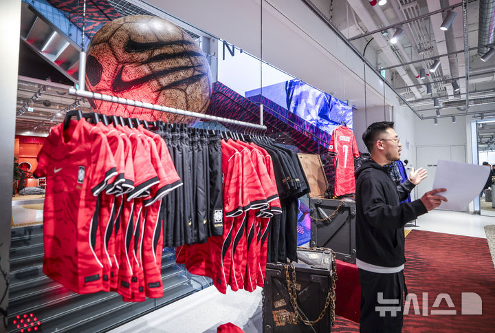 [서울=뉴시스] 정병혁 기자 = 9일 서울 강남구 나이키 강남 플래그십 스토어에서 열린 대한민국 축구대표팀 유니폼 소개 행사에서 나이키 관계자가 유니폼 및 스토어 관련 설명을 하고 있다. 2026.04.09. jhope@newsis.com