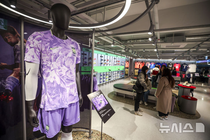 [서울=뉴시스] 정병혁 기자 = 9일 서울 강남구 나이키 강남 플래그십 스토어에 대한민국 축구대표팀 어웨이 유니폼이 전시되어 있다. 2026.04.09. jhope@newsis.com