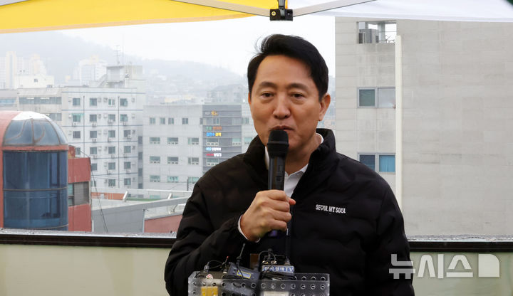 [서울=뉴시스] 홍효식 기자 = 오세훈 서울시장이 9일 오후 서울 동작구 신대방삼거리역 역세권 활성화 사업 구역 일대를 찾아 메시지를 전달하고 있다. 2026.04.09. yesphoto@newsis.com