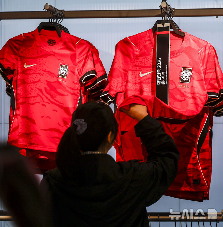 [서울=뉴시스] 정병혁 기자 = 9일 서울 강남구 나이키 강남 플래그십 스토어를 찾은 시민들이 대한민국 축구대표팀 유니폼을 비롯한 관련 용품을 살펴보고 있다. 2026.04.09. jhope@newsis.com