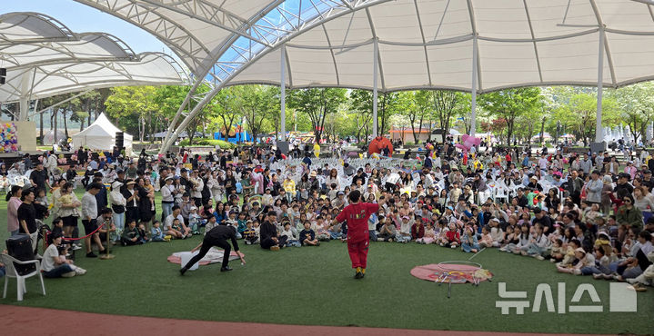 [곡성=뉴시스] 전남 곡성군 섬진강기차마을 어린이날 축제. (사진=곡성군청 제공). photo@newsis.com *재판매 및 DB 금지