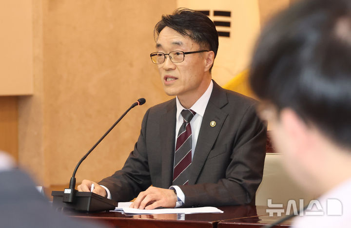 [서울=뉴시스] 추상철 기자 = 한삼석 국민권익위원회 부위원장 겸 사무처장이 9일 오후 서울 종로구 정부서울청사에서 열린 '비긴급 상담번호 연계, 통합을 위한 광역지방정부 실무협의회'에서 발언하고 있다. 2026.04.09. scchoo@newsis.com