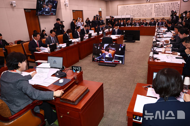 [서울=뉴시스] 김명년 기자 = 서영교 국회 조작기소 국조특위원장이 9일 오후 서울 여의도 국회에서 열린 '윤석열 정권 정치검찰 조작기소 의혹사건 진상규명' 국정조사특별위원회 전체회의에서 의사봉을 두드리고 있다. 2025.04.09. kmn@newsis.com