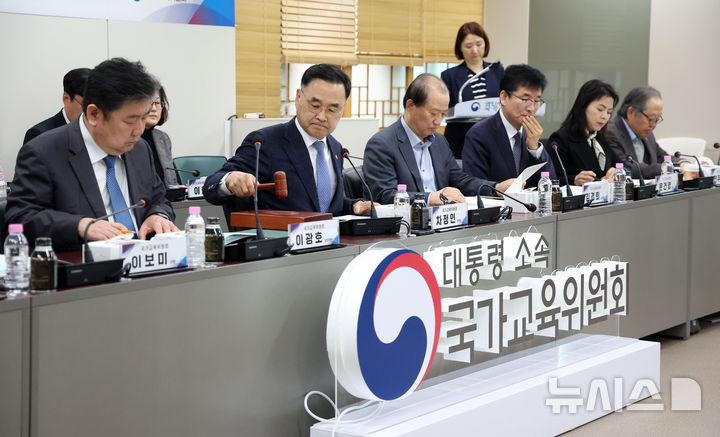 [서울=뉴시스] 김선웅 기자 = 차정인 국가교육위원장이 9일 서울 종로구 정부서울청사에서 열린 국가교육위원회 제67차 회의에서 의사봉을 두드리며 개의를 선언하고 있다. 2026.04.09. mangusta@newsis.com
