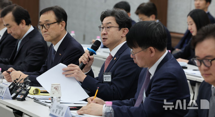 [서울=뉴시스] 박주성 기자 = 이억원 금융위원장이 9일 오후 서울 중구 은행회관 국제회의실에서 열린 소상공인 신용평가체계 개편 간담회에 참석해 모두발언을 하고 있다. 2026.04.09. park7691@newsis.com