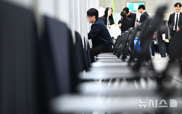 [수원=뉴시스] 김종택기자 = 9일 경기 수원시 영통구 수원컨벤션센터에서 열린 2026 수원시 일자리박람회를 찾은 구직자가 취업상담을 하고 있다. 2026.04.09. jtk@newsis.com