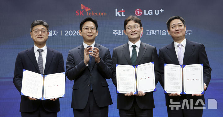 [서울=뉴시스] 김근수 기자 = 배경훈(왼쪽 두번째) 부총리 겸 과학기술정보통신부 장관이 9일 오후 서울 강남구 한국과학기술회관에서 열린 통신3사 공동선언식에서 기념촬영을 하고 있다. 왼쪽부터 정재헌 SK텔레콤 대표, 배 부총리 박윤영 KT대표, 홍범식 LG유플러스 대표. (공동취재) 2026.04.09. photo@newsis.com