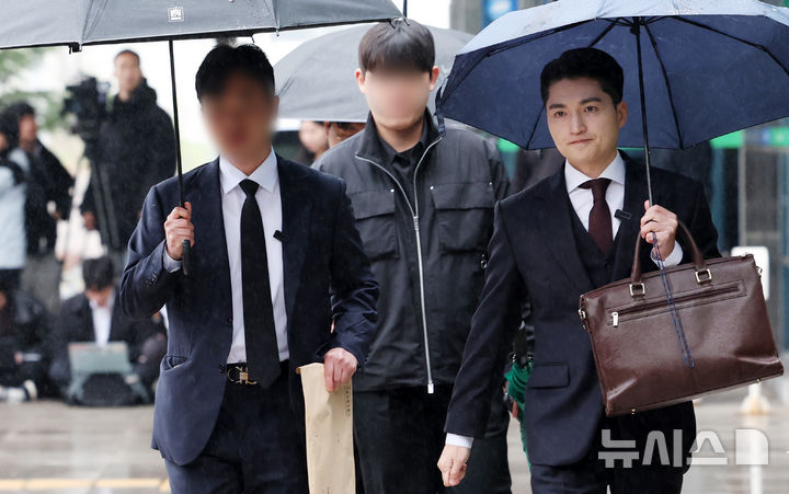 [서울=뉴시스] 이영환 기자 = 강북 모텔 연쇄살인사건 피해자 유족과 남언호(오른쪽) 변호사가 9일 오후 서울 도봉구 서울북부지방법원에서 진행되는 강북 모텔 연쇄살인사건 김소영 1차 공판기일에 출석하고 있다. 2026.04.09. 20hwan@newsis.com