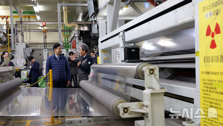 [세종=뉴시스] 강종민 기자 = 구윤철 부총리 겸 재정경제부 장관이 9일 세종시 전의면의 한 필름생산업체를 찾아 생산공정을 살펴보며 현황을 점검하고 있다.  업체관계자는 중동전쟁 여파로 가동률이 절반 이하로 줄어들었다고 밝혔다. 2026.04.09. ppkjm@newsis.com