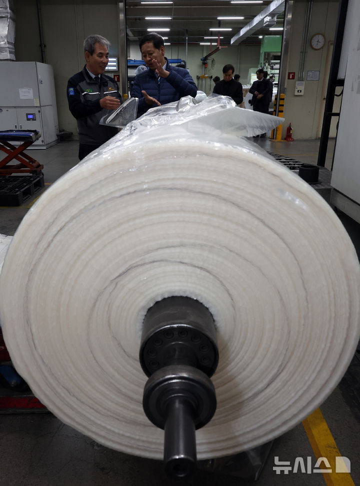 [세종=뉴시스] 강종민 기자 = 구윤철 부총리 겸 재정경제부 장관이 9일 세종시 전의면의 한 필름생산업체를 찾아 생산공정을 살펴보며 현황을 점검하고 있다.  업체관계자는 중동전쟁 여파로 가동률이 절반 이하로 줄어들었다고 밝혔다. 2026.04.09. ppkjm@newsis.com