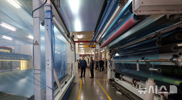 [세종=뉴시스] 강종민 기자 = 구윤철 부총리 겸 재정경제부 장관이 9일 세종시 전의면의 한 필름생산업체를 찾아 생산공정을 살펴보며 현황을 점검하고 있다.  업체관계자는 중동전쟁 여파로 가동률이 절반 이하로 줄어들었다고 밝혔다. 2026.04.09. ppkjm@newsis.com