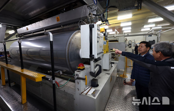 [세종=뉴시스] 강종민 기자 = 구윤철 부총리 겸 재정경제부 장관이 9일 세종시 전의면의 한 필름생산업체를 찾아 생산공정을 살펴보며 현황을 점검하고 있다.  업체관계자는 중동전쟁 여파로 가동률이 절반 이하로 줄어들었다고 밝혔다. 2026.04.09. ppkjm@newsis.com