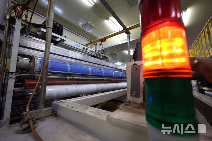 [세종=뉴시스] 강종민 기자 = 9일 세종시 전의면의 한 필름생산업체의 생산라인이 중동전쟁으로 인한 원자재 수급 부족으로 멈춰 서 있다.  업체관계자는 가동률이 절반 이하로 줄었다고 밝혔다. 2026.04.09. ppkjm@newsis.com